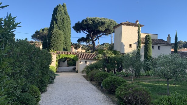 A pathway leading to a building with a tiled roof and a white wall. - Charming farmhouse in a 5000m2 field, private swimming pool, beach 200m away (Sainte-Maxime)