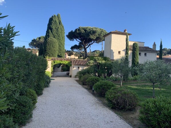 Property grounds - Charming farmhouse in a 5000m2 field, private swimming pool, beach 200m away (Sainte-Maxime)
