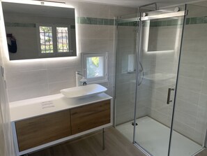 Shower, hair dryer - Charming farmhouse in a 5000m2 field, private swimming pool, beach 200m away (Sainte-Maxime)