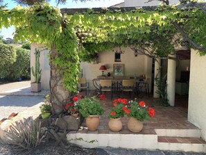 Outdoor dining - Charming farmhouse in a 5000m2 field, private swimming pool, beach 200m away (Sainte-Maxime)