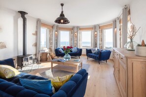 Flat-screen TV, fireplace, Netflix, streaming services