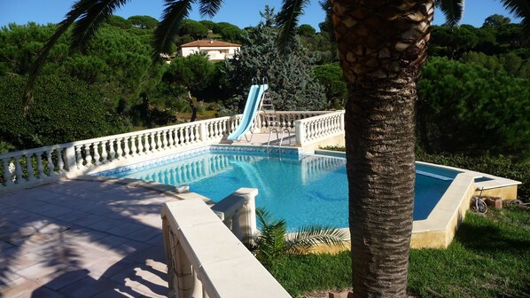 An infinity pool, a heated pool - Villa, St-Maxime sea view, tranquillity, air-conditioned, heated pool (Sainte-Maxime)