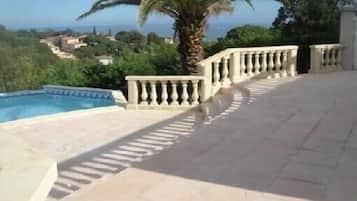 Een infinitypool en een verwarmd zwembad