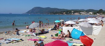 Charming garden level. Between beaches and coves. Sea view. Preserved and calm site.