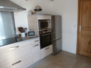 Een koelkast, een magnetron, een oven, een kookplaat