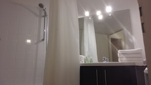 SĂšche-cheveux, serviettes fournies, savon, shampoing