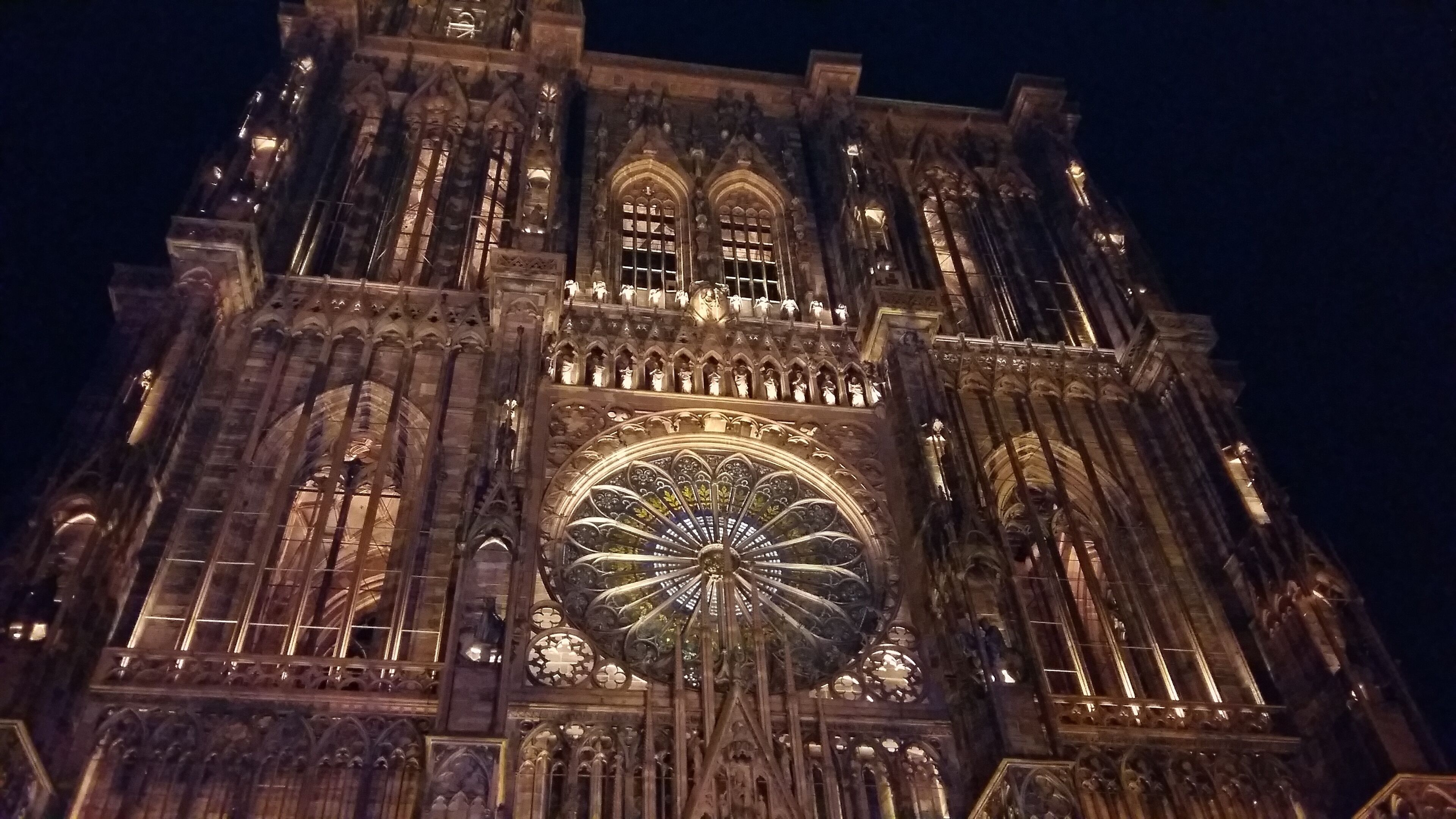 Eine gotische Kathedrale mit aufwendigen Steinmetzarbeiten und einem großen Rosenfenster.