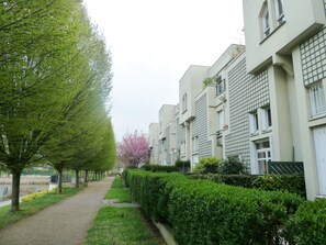 Property grounds - Cosy apartment, very quiet between Paris and EuroDisney, 300 m from RER A station (Lognes)