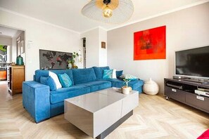 Smart TV, DVD player, books, video library - Cosy apartment, very quiet between Paris and EuroDisney, 300 m from RER A station (Lognes)