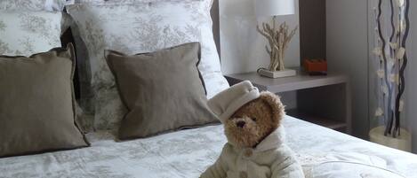 3 bedrooms, desk, iron/ironing board, travel cot