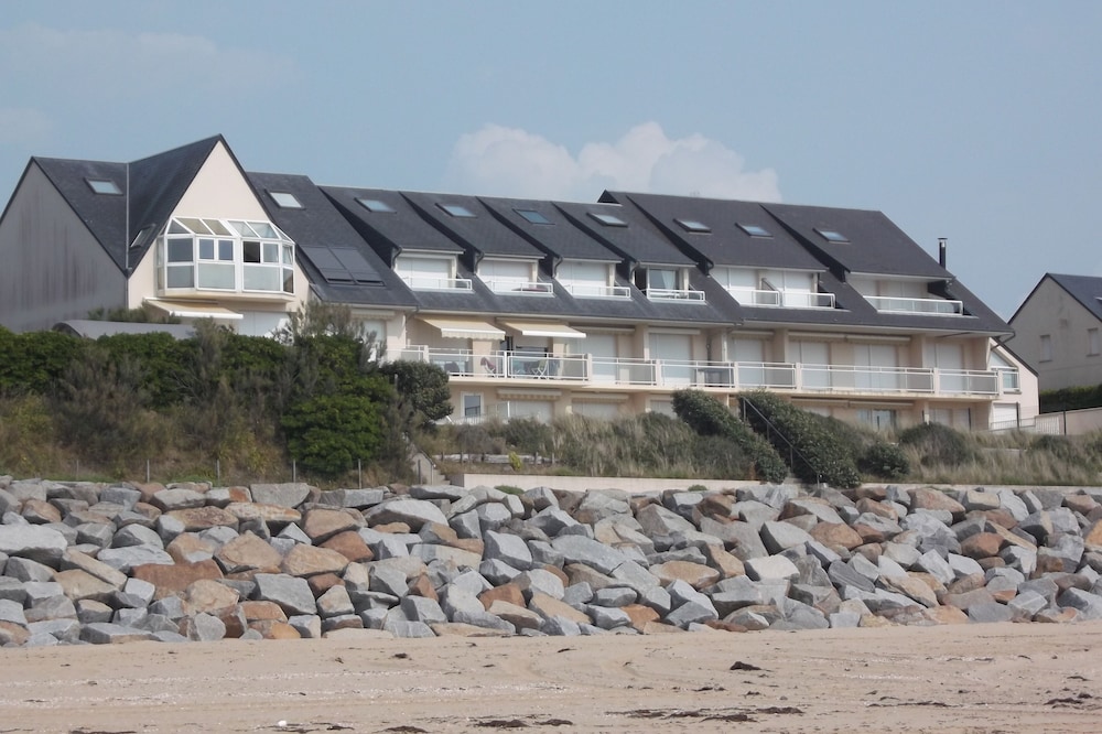 Jullouville duplex apartment in quiet residence set facing the sea