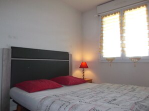 2 Schlafzimmer, Bügeleisen/Bügelbrett