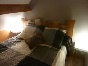 2 bedrooms, iron/ironing board, travel cot, free WiFi - Thatched cottage in Normandy near Honfleur, Deauville Pont l'Eveque Le Havre (Beuzeville)