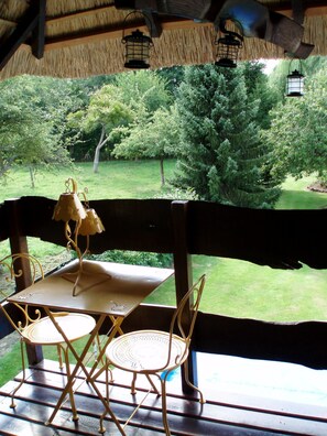 Outdoor dining - Thatched cottage in Normandy near Honfleur, Deauville Pont l'Eveque Le Havre (Beuzeville)