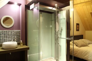 Douche, sèche-cheveux, serviettes fournies, savon