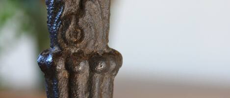 Een close-up van een metalen constructie met een schroef en een horizontale stang.