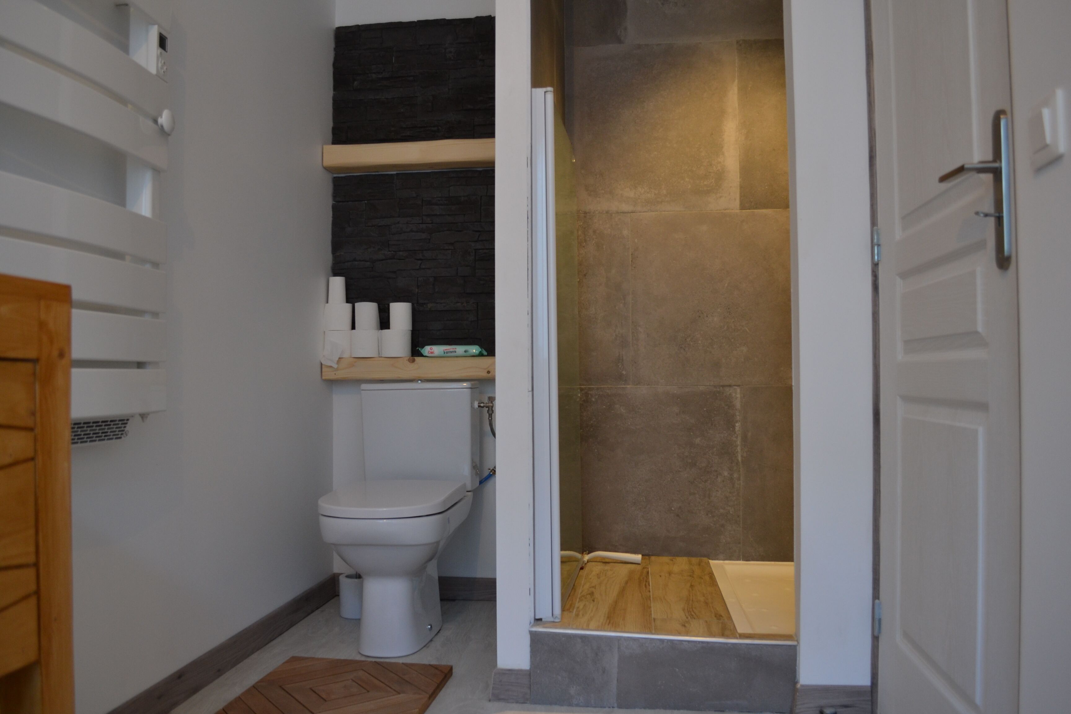 Charming well equipped duplex with wooden terrace