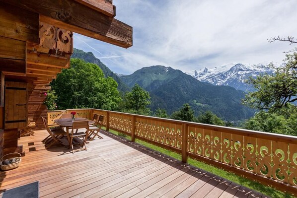 Outdoor dining - Cosy all-wood chalet, Chamonix valley, breathtaking Mont Blanc view  (Servoz)