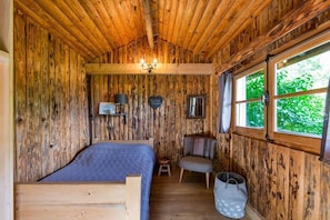 5 bedrooms, iron/ironing board, travel crib, free WiFi - Cosy all-wood chalet, Chamonix valley, breathtaking Mont Blanc view  (Servoz)