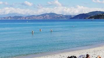 Plage, chaises longues