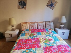 2 Schlafzimmer, Schreibtisch, Bügeleisen/Bügelbrett, Reisekinderbett