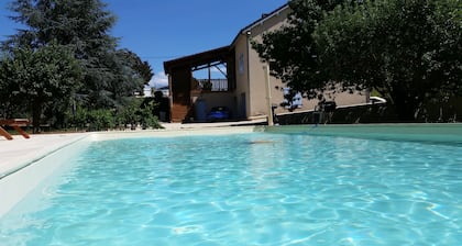 Charmante maison de vacances, piscine privée chauffée, parc arboré de 3500 m2 