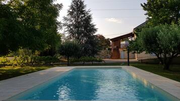 Alberca al aire libre y alberca climatizada