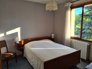 4 bedrooms, iron/ironing board, travel cot, WiFi