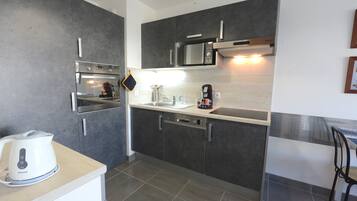 Réfrigérateur, micro-ondes, four, plaque de cuisson