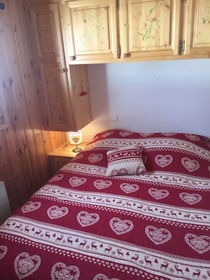 1 chambre, fer et planche à repasser, lit de bébé portatif, Wi-Fi