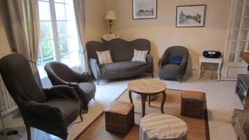 TV connectée, lecteur de DVD, livres