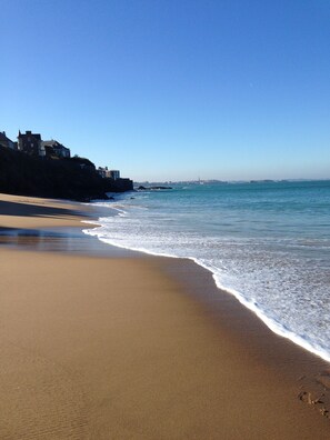 Una spiaggia nelle vicinanze