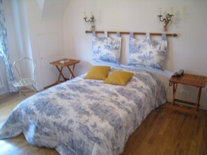 5 bedrooms, desk, iron/ironing board, WiFi