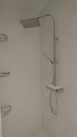 تجهيزات دش، مجففات شعر، مناشف، صابون