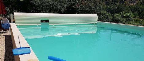 Una piscina al aire libre, una piscina climatizada