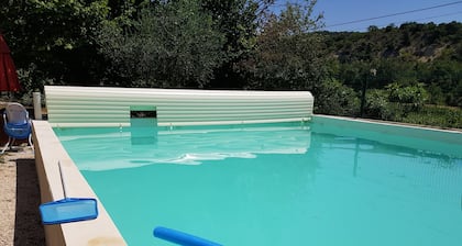 casa reformada y confortable en una casa de campo provenzal, rodeada de viñedos