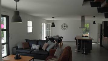 Fernseher, Tischtennisplatte