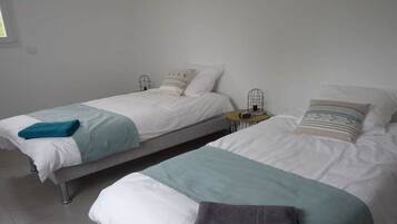 4 bedrooms, iron/ironing board, WiFi, bed sheets