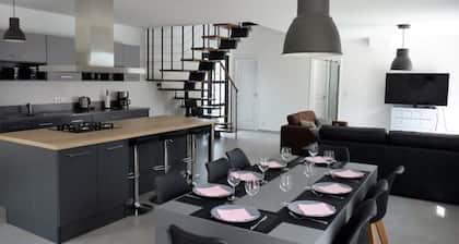 Air-conditioned villa with heated pool for 9 people