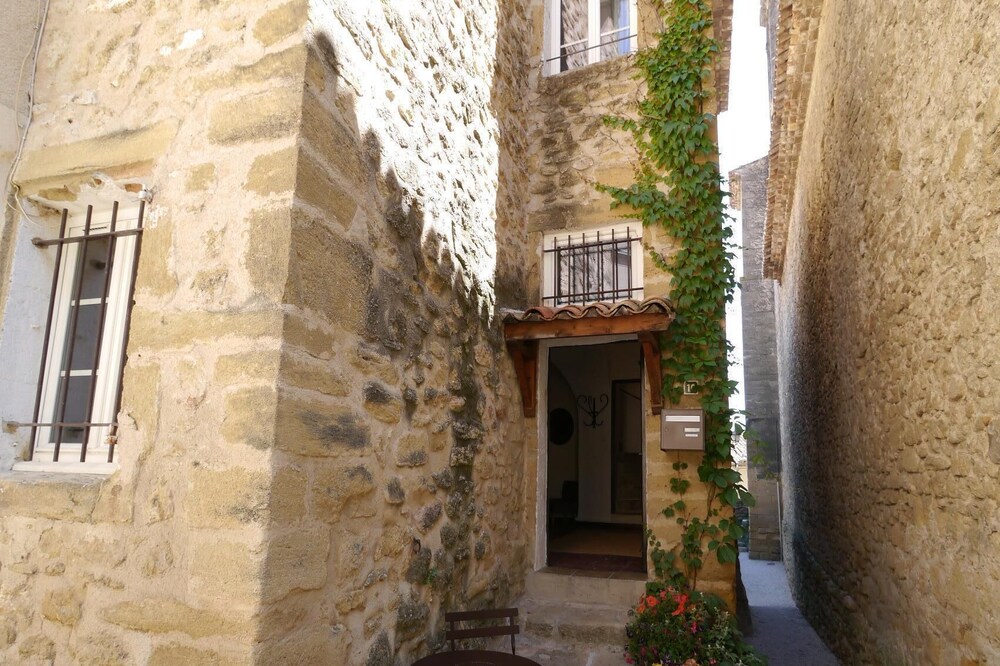 Village house for 8/9 people near all shopping facilities in Luber, Provence.