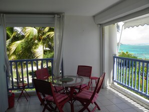 Outdoor dining - Very nice F2 facing the sea, direct access to Sainte-Anne beach, swimming pool, tennis (SAINTE ANNE)
