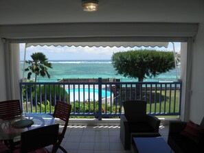 Outdoor dining - Very nice F2 facing the sea, direct access to Sainte-Anne beach, swimming pool, tennis (SAINTE ANNE)