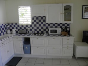 Een koelkast, een magnetron, een oven, een kookplaat