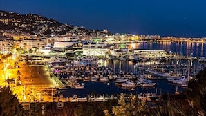 A marina with numerous boats docked, a waterfront promenade, and buildings with illuminated facades. - NEW !! ''CANNES-CENTER'' Cosy  high standing apartment in the heart of Cannes (Cannes)