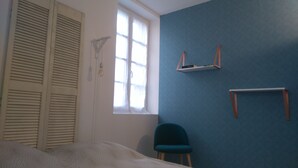 A bedroom with a bed, a window, a chair, and a shelf. - Casa Estrella - Marseille hypercentre ❤️ (Marseille)