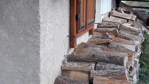 A staircase made of logs leading up to a wooden door with a concrete wall beside it. - Very pretty semi-detached chalet, all comforts, close to the Chantemerle slopes  (Saint-Chaffrey)