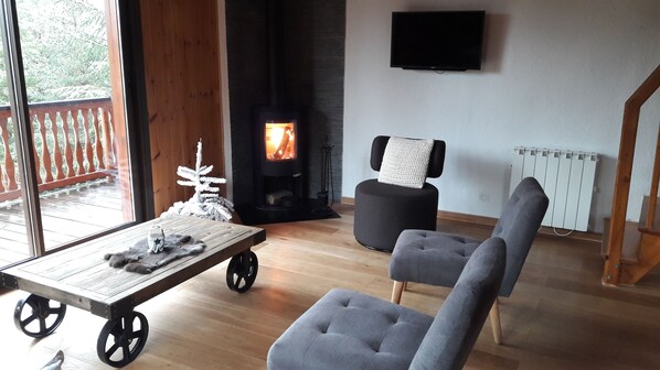 TV, fireplace, books, offices