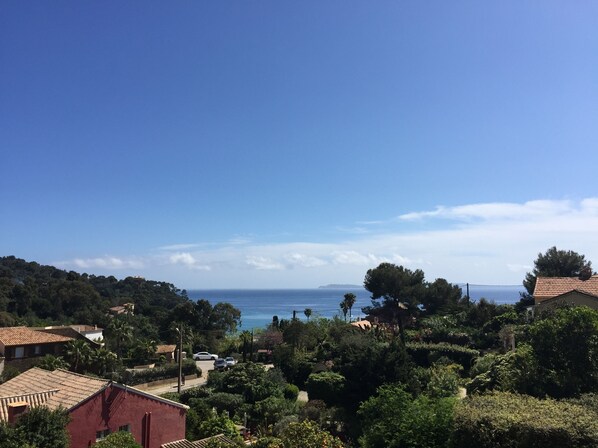 A coastal residential area with houses, trees, and a clear view of the sea. - MAZET with superb sea view and beautiful terrace - 500 m beach (Rayol-Canadel-Sur-Mer)