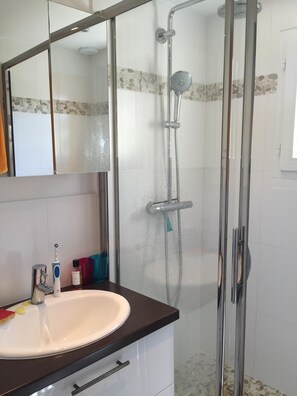 Douche, sèche-cheveux, serviettes fournies, savon