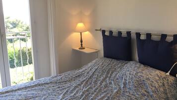 3 habitaciones, escritorio, tabla de planchar con plancha y wifi gratis